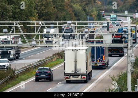 Sensoren einer Mautbrücke, zur Erfassung der Autobahnmaut, auf der Autobahn A3 bei Hamminkeln, Niederrhein, NRW, Deutschland, Stockfoto