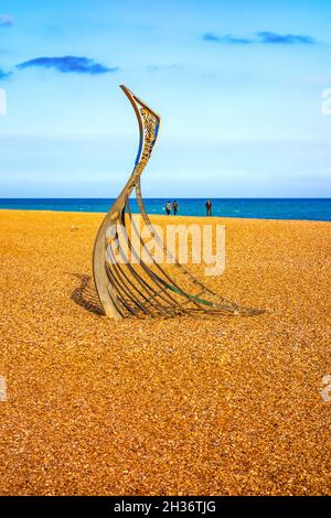 Die Landing Norman Long Boat Skulptur Hastings am Meer Stockfoto