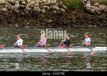 Cork, Irland. Oktober 2021. An einem luftigen, aber warmen Tag genießen Ruderer vom Lee Rowing Club eine Trainingseinheit auf dem River Lee in Cork. Quelle: AG News/Alamy Live News Stockfoto