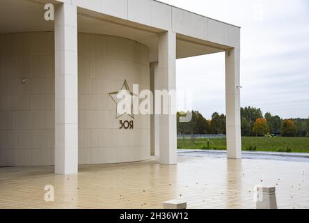 Russland, Vereya, , September 2021. Zoya Kosmodemyanskaya Museum. Gebäude mit Säulen unter einem bewölkten regnerischen Himmel. Neuer Zoya Ausstellungskomplex in Petrish Stockfoto