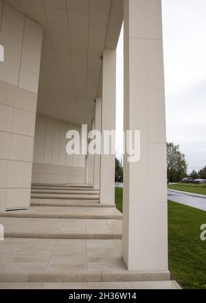 Russland, Vereya, , September 2021. Zoya Kosmodemyanskaya Museum. Gebäude mit Säulen unter einem bewölkten regnerischen Himmel. Neuer Zoya Ausstellungskomplex in Petrish Stockfoto