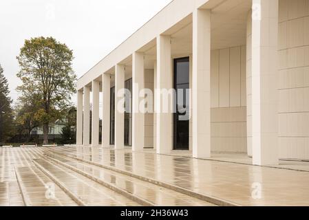 Russland, Vereya, , September 2021. Zoya Kosmodemyanskaya Museum. Gebäude mit Säulen unter einem bewölkten regnerischen Himmel. Neuer Zoya Ausstellungskomplex in Petrish Stockfoto