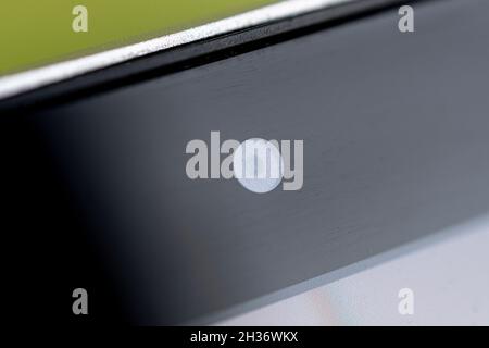 Die Frontkamera des Laptop-pcs aus der Nähe. Spionage über die Nutzung sozialer Netzwerke. Stockfoto