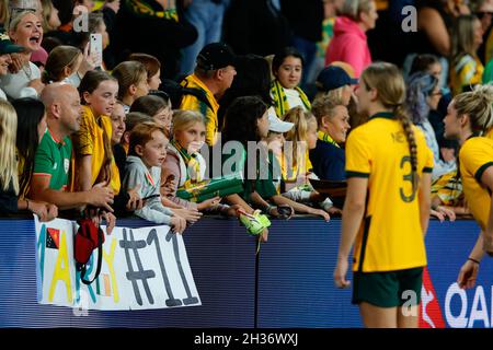 Parramatta, Australien. Oktober 2021. Matildas-Fans beim Freundschaftsspiel von Women's International zwischen Matildas (Australia Women) und Brazil Women am 26. Oktober 2021 im CommBank Stadium, Sydney, Australien. Foto von Peter Dovgan. Nur zur redaktionellen Verwendung, Lizenz für kommerzielle Nutzung erforderlich. Keine Verwendung bei Wetten, Spielen oder Veröffentlichungen einzelner Clubs/Vereine/Spieler. Kredit: UK Sports Pics Ltd/Alamy Live Nachrichten Stockfoto