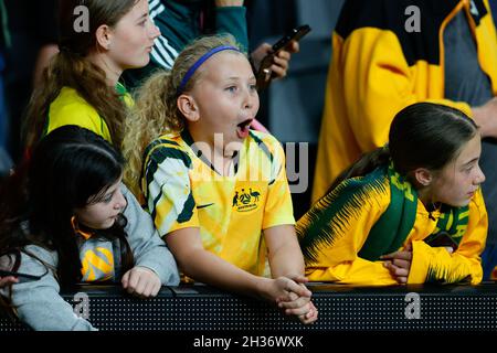 Parramatta, Australien. Oktober 2021. Matildas-Fans beim Freundschaftsspiel von Women's International zwischen Matildas (Australia Women) und Brazil Women am 26. Oktober 2021 im CommBank Stadium, Sydney, Australien. Foto von Peter Dovgan. Nur zur redaktionellen Verwendung, Lizenz für kommerzielle Nutzung erforderlich. Keine Verwendung bei Wetten, Spielen oder Veröffentlichungen einzelner Clubs/Vereine/Spieler. Kredit: UK Sports Pics Ltd/Alamy Live Nachrichten Stockfoto