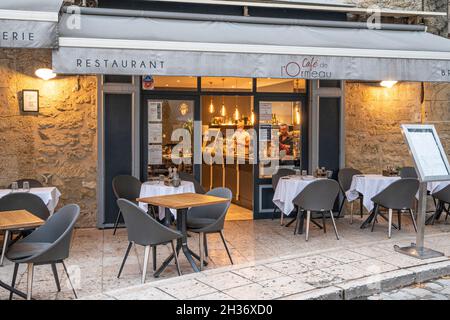 Das Café de l’Ormeau serviert Nouvelle Cuisine im südfranzösischen Lourmarin Stockfoto