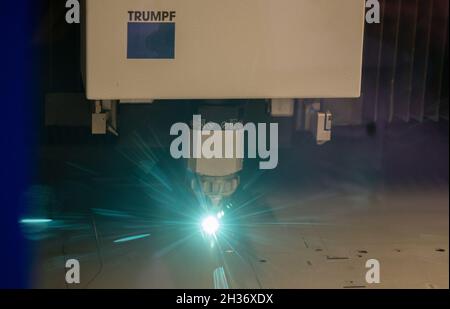 Ditzingen, Deutschland. Oktober 2021. In einer Vorführhalle des Maschinenbauunternehmens TRUMPF arbeitet eine Laserschneidmaschine an einem Werkstück. TRUMPF stellt die Geschäftszahlen des vergangenen Geschäftsjahres im Rahmen einer PK-Bilanz vor. Quelle: Bernd Weißbrod/dpa/Alamy Live News Stockfoto