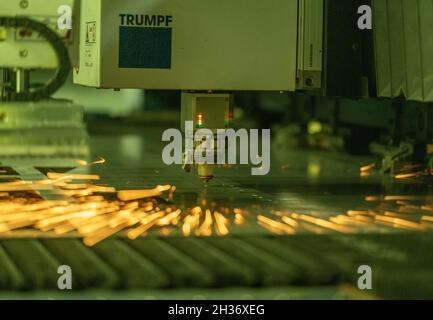 Ditzingen, Deutschland. Oktober 2021. In einer Vorführhalle des Maschinenbauunternehmens TRUMPF arbeitet eine Laserschneidmaschine an einem Werkstück. TRUMPF stellt die Geschäftszahlen des vergangenen Geschäftsjahres im Rahmen einer PK-Bilanz vor. Quelle: Bernd Weißbrod/dpa/Alamy Live News Stockfoto