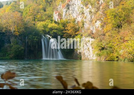 Plitvicer Seen des kroatischen Nationalparks im Herbst Stockfoto