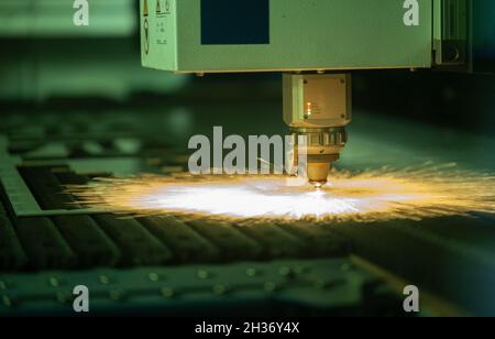 Ditzingen, Deutschland. Oktober 2021. In einer Vorführhalle des Maschinenbauunternehmens TRUMPF arbeitet eine Laserschneidmaschine an einem Werkstück. TRUMPF stellt die Geschäftszahlen des vergangenen Geschäftsjahres im Rahmen einer PK-Bilanz vor. Quelle: Bernd Weißbrod/dpa/Alamy Live News Stockfoto