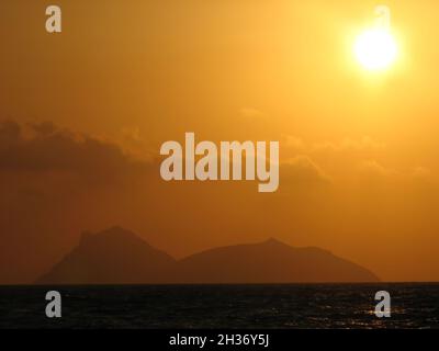 Wunderschöner Blick auf den Sonnenuntergang vom Matala Strand Griechenland, Kreta Stockfoto