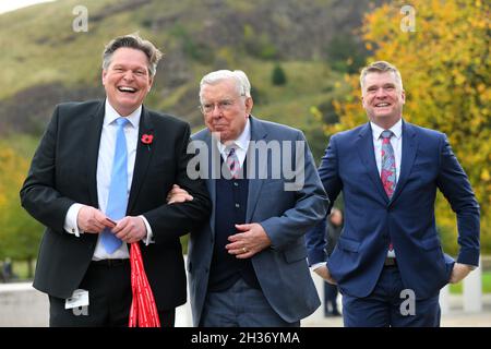 Edinburgh Schottland, Großbritannien Oktober 26 2021. Amtierender Präsident M. Russell Ballard ein Mitglied des Quorums der Twelve Apostles kommt im schottischen Parlament an und wird von MSP Stephen Kerr getroffen. Credit sst/alamy live News Stockfoto