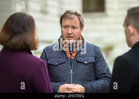 London, Großbritannien. 26. Oktober 2021. Richard Ratcliffe, Ehemann des inhaftierten britisch-iranischen Hilfsarbeiters Nazanin Zaghari-Ratcliffe, am 3. Tag seines Hungerstreiks vor dem Außen- und Commonwealth-Büro, der forderte, dass die britische Regierung versucht, mehr zu tun, um ihre Freilassung zu erreichen. Frau Zaghari-Ratcliffe wird seit 2016 im Iran festgehalten und hat ihre Tochter seit zwei Jahren nicht mehr gesehen und steht vor einer Rückkehr ins Gefängnis. Kredit: Stephen Chung / Alamy Live Nachrichten Stockfoto