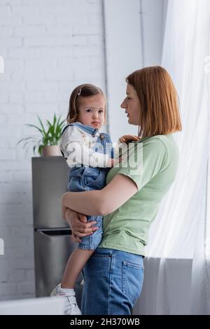 Frau mit Baby-Tochter mit Down-Syndrom zu Hause Stockfoto