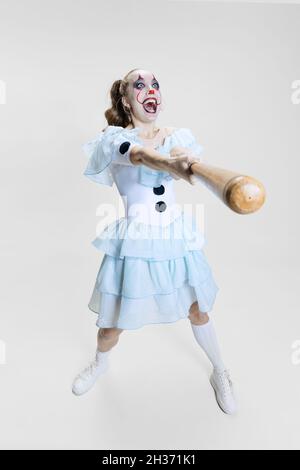 Halloween gruseliges Thema. Portrait von schönen künstlerischen Mädchen in halloween Make-up und Kostüm von tanzenden Clown isoliert auf grauem Hintergrund Stockfoto