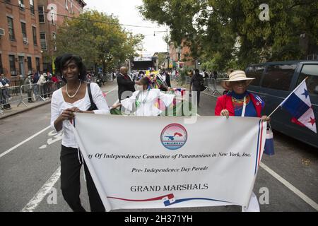 Panamaische Parade auf der Franklin Avenue in Brooklyn, NY, die größte panamaische Parade außerhalb von Panama. Es erinnert an Panamas Abkehr von Kolumbien und ehrt sein kulturelles Erbe. Stockfoto