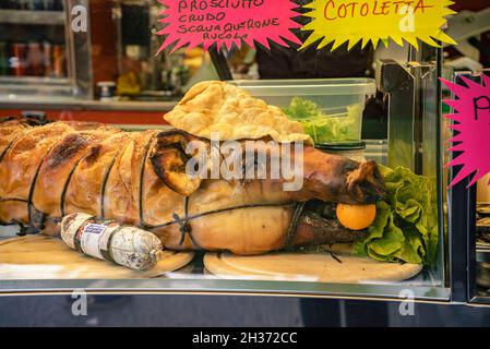 Hausgemachtes gerolltes Porchetta Braten am Marktstand Stockfoto