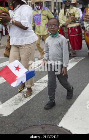 Panamaische Parade auf der Franklin Avenue in Brooklyn, NY, die größte panamaische Parade außerhalb von Panama. Es erinnert an Panamas Abkehr von Kolumbien und ehrt sein kulturelles Erbe. Stockfoto