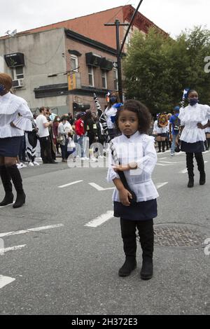 Panamaische Parade auf der Franklin Avenue in Brooklyn, NY, die größte panamaische Parade außerhalb von Panama. Es erinnert an Panamas Abkehr von Kolumbien und ehrt sein kulturelles Erbe. Stockfoto