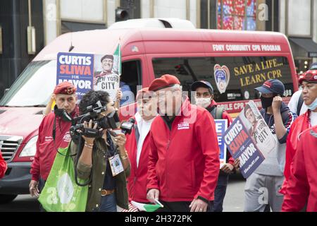 Curtis Sliwa, Gründer der Guardian Angels, bei der Columbus Day Parade 2021 auf der 5th Ave in NYC, die als republikanischer Parteikandidat für den Bürgermeister von New York City kandidierte. Stockfoto