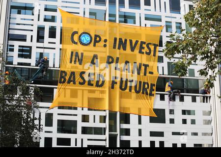 London, Großbritannien. Oktober 2021. London, Großbritannien, 26. Oktober. Umweltschützer erklangen in den frühen Morgenstunden die Front des Gebäudes des Innenministeriums und Rollen ein riesiges Banner, das für eine Zukunft mit mehr Pflanzen wirbt. Quelle: Uwe Deffner/Alamy Live News Stockfoto