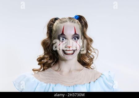 Nahaufnahme mystisch blonde Mädchen mit halloween helle Make-up und gruseligen Gesichtsausdruck Blick auf die Kamera Stockfoto