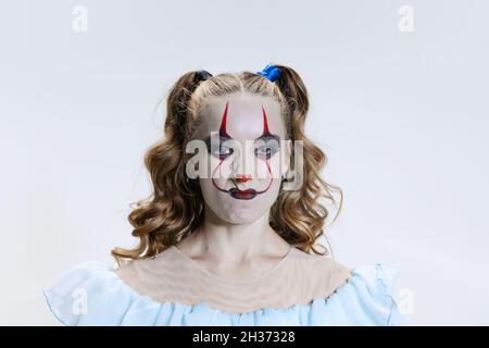 Nahaufnahme mystisch blonde Mädchen mit halloween helle Make-up und gruseligen Gesichtsausdruck Blick auf die Kamera Stockfoto