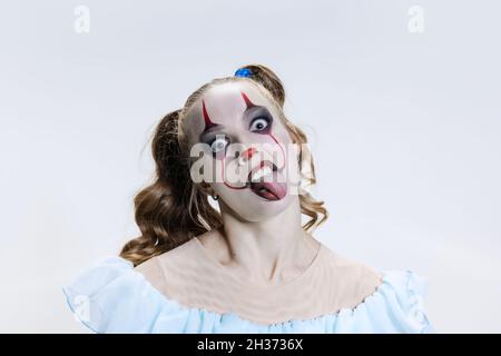 Nahaufnahme mystisch blonde Mädchen mit halloween helle Make-up und gruseligen Gesichtsausdruck Blick auf die Kamera Stockfoto