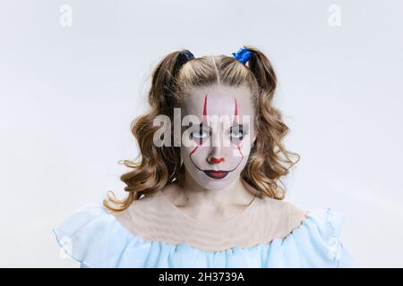 Nahaufnahme mystisch blonde Mädchen mit halloween helle Make-up und gruseligen Gesichtsausdruck Blick auf die Kamera Stockfoto