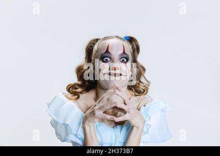 Nahaufnahme mystisch blonde Mädchen mit halloween helle Make-up und gruseligen Gesichtsausdruck Blick auf die Kamera Stockfoto