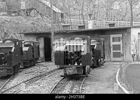 Blick in die Lokomotiven und Lorenwagen des Kalksandsteinbruches in Rüdersdorf bei Berlin, Deutschland 1930er Jahre. Blick auf den Lokomotiven für die LKW-Züge der Kalk Grube bei Ruedersdorf bei Berlin, Deutschland 1930. Stockfoto