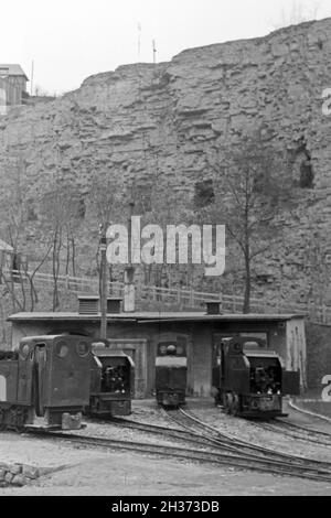 Blick in die Lokomotiven und Lorenwagen des Kalksandsteinbruches in Rüdersdorf bei Berlin, Deutschland 1930er Jahre. Blick auf den Lokomotiven für die LKW-Züge der Kalk Grube bei Ruedersdorf bei Berlin, Deutschland 1930. Stockfoto