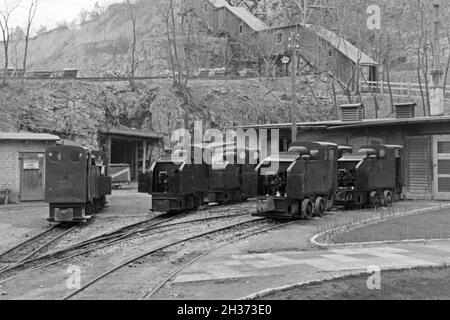 Blick in die Lokomotiven und Lorenwagen des Kalksandsteinbruches in Rüdersdorf bei Berlin, Deutschland 1930er Jahre. Blick auf den Lokomotiven für die LKW-Züge der Kalk Grube bei Ruedersdorf bei Berlin, Deutschland 1930. Stockfoto