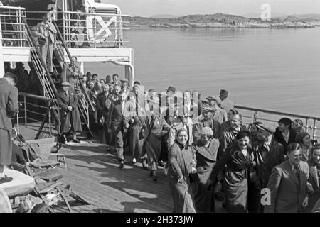 Passagiere auf der KdF-Nordlandfahrt / Pfalz mit dem Schiff "Wilhelm Gustloff", Deutschland 1930er Jahre. Passagier der Kreuzfahrt nach Norwegen mit dem KdF-Schiff "Wilhelm Gustloff", Deutschland 1930. Stockfoto