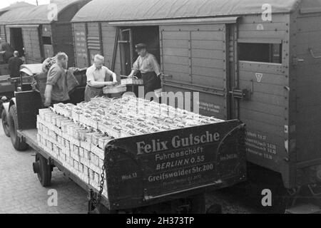 Güterzüge Verladen der Erdbeerernte in der Deutschen Reichsbahn am Bahnhof, Deutschland 1930er Jahre. Laden Züge mit Erdbeere Ernte auf der Station, Deutschland 1930. Stockfoto