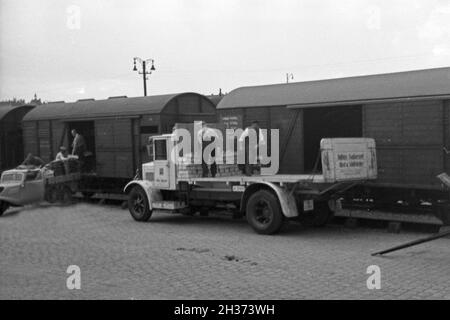 Güterzüge Verladen der Erdbeerernte in der Deutschen Reichsbahn am Bahnhof, Deutschland 1930er Jahre. Laden Züge mit Erdbeere Ernte auf der Station, Deutschland 1930. Stockfoto