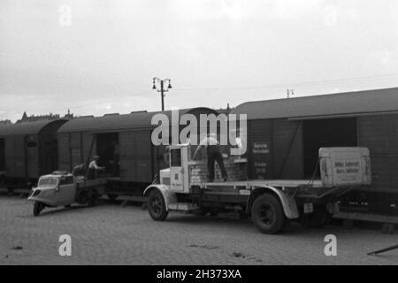 Güterzüge Verladen der Erdbeerernte in der Deutschen Reichsbahn am Bahnhof, Deutschland 1930er Jahre. Laden Züge mit Erdbeere Ernte auf der Station, Deutschland 1930. Stockfoto