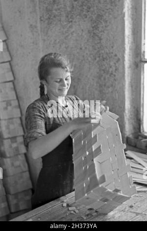 Arbeiterin in der Bühler Spankorbfabrik, sterben sterben sterben Körbe für die Erdbeerernte liefert, Deutschland 1930er Jahre. Arbeiterin in der Fabrik gebäude der Korb Fabrik, die Herstellung der Körbe für die Erdbeere Ernte in Bühl, Deutschland 1930. Stockfoto