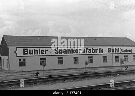 Fabrikgebäude der Bühler Spankorbfabrik, sterben sterben sterben Körbe für die Erdbeerernte liefert, Deutschland 1930er Jahre. Fabrikgebäude der Korb Fabrik, die Herstellung der Körbe für die Erdbeere Ernte in Bühl, Deutschland 1930. Stockfoto