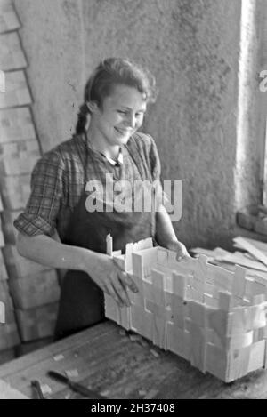 Arbeiterin in der Bühler Spankorbfabrik, sterben sterben sterben Körbe für die Erdbeerernte liefert, Deutschland 1930er Jahre. Arbeiterin in der Fabrik gebäude der Korb Fabrik, die Herstellung der Körbe für die Erdbeere Ernte in Bühl, Deutschland 1930. Stockfoto