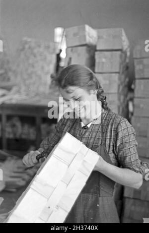 Arbeiterin in der Bühler Spankorbfabrik, sterben sterben sterben Körbe für die Erdbeerernte liefert, Deutschland 1930er Jahre. Arbeiterin in der Fabrik gebäude der Korb Fabrik, die Herstellung der Körbe für die Erdbeere Ernte in Bühl, Deutschland 1930. Stockfoto