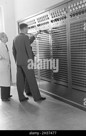 Mitarbeiter des Kaiser-Wilhelm-Instituts für Physik in Berlin Dahlem, Deutschland 1930er Jahre. Mitarbeiter des Kaiser-Wilhelm-Instituts für Physik in Berlin Dahlem, Deutschland 1930. Stockfoto