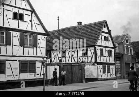 Fachwerkhäuser eine einer Straße in Schifferstadt, Deutschland 1930er Jahre. Fachwerkhäusern neben einer Straße in Schifferstadt, Deutschland 1930. Stockfoto