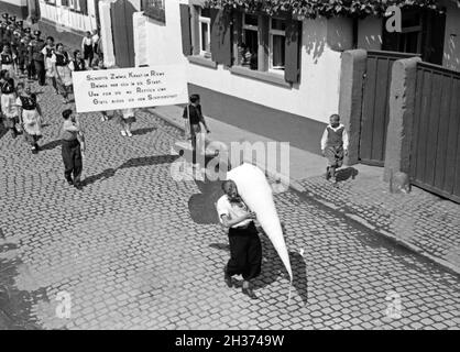 Festzug zum Rettichfest in Schifferstadt, Deutschland, 1930er Jahre. Festzug der jährlichen Rettich Messe in Schifferstadt, Deutschland 1930. Stockfoto