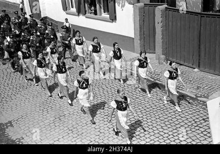 Mädchen beim Festzug zum Rettichfest in Schifferstadt, Deutschland, 1930er Jahre. Die Mädchen am Festzug des jährlichen Rettich Messe in Schifferstadt, Deutschland 1930. Stockfoto