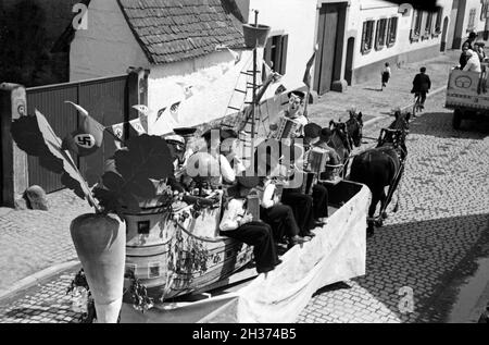 Motivwagen im Festzug zum Rettichfest in Schifferstadt, Deutschland, 1930er Jahre. Pferdekutschen am Pageant der jährlichen Rettich Messe in Schifferstadt, Deutschland 1930. Stockfoto