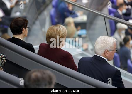 Berlin, 26. Oktober 2021.nach der Wahl im September tagt der neu gewählte Bundestag zu seiner konstituierenden 1. Sitzung. Zusätzlich wird eine neue Bundestagspräsidentin, Bärbel Bas, als Nachfolger von Wolfgang Schäuble gewählt. Bundeskanzlerin Angela Merkel, Bundespräsident Frank-Walter Steinmeier und zahlreiche weitere Regierungsmitglieder werden anwesend sein. Quelle: Jürgen Nowak/Alamy Live News Stockfoto