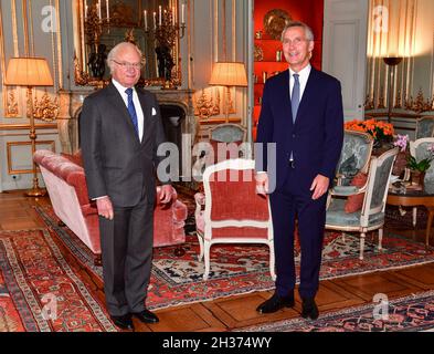STOCKHOLM 20211026 Schwedens König Carl Gustaf und NATO-Generalsekretär Jens Stoltenberg bei einer Audienz auf dem Stockholmer Schloss am Dienstag, 26. Oktober 2021 Foto: Jonas Ekstromer / TT / kod 10030 Stockfoto