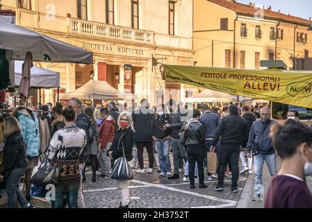 ROVIGO, ITALIEN 26. OKTOBER 2021: Menschenmenge auf dem Straßenmarkt Stockfoto