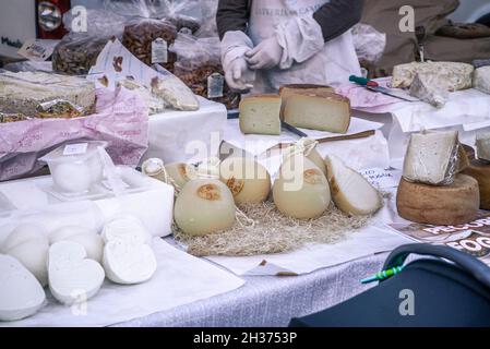 ROVIGO, ITALIEN 26. OKTOBER 2021: Stand voller Käse zum Verkauf. Ein Haufen Käse mit selektivem Fokus, Käse vom Bauernhof im Marktstand. Stockfoto